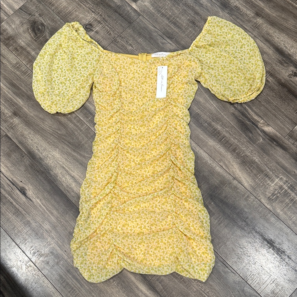 All in Favor NWT Yellow Floral Dress Size Small